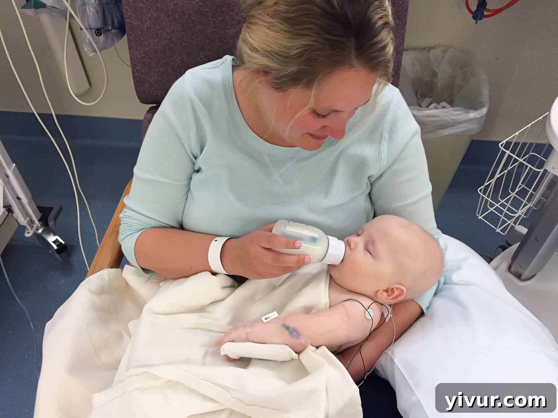 4 Yaşındaki Evladım Neden Alçıda ve Tekerlekli Sandalyede 11 Josh receiving comforting snuggles from his parents as he recovers from anesthesia after surgery. This moment highlights the essential parental support during a child's medical recovery.