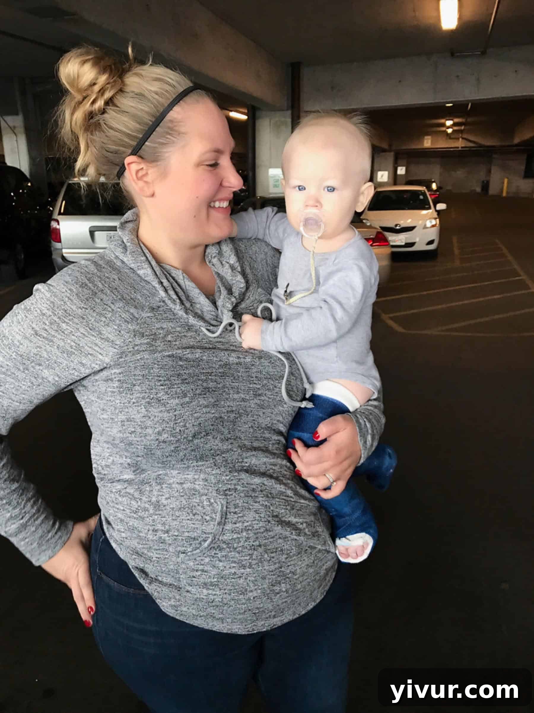 4 Yaşındaki Evladım Neden Alçıda ve Tekerlekli Sandalyede 20 Josh recovering after his successful third tenotomy surgery, illustrating the immediate relief and comfort of being reunited with his parents post-procedure.