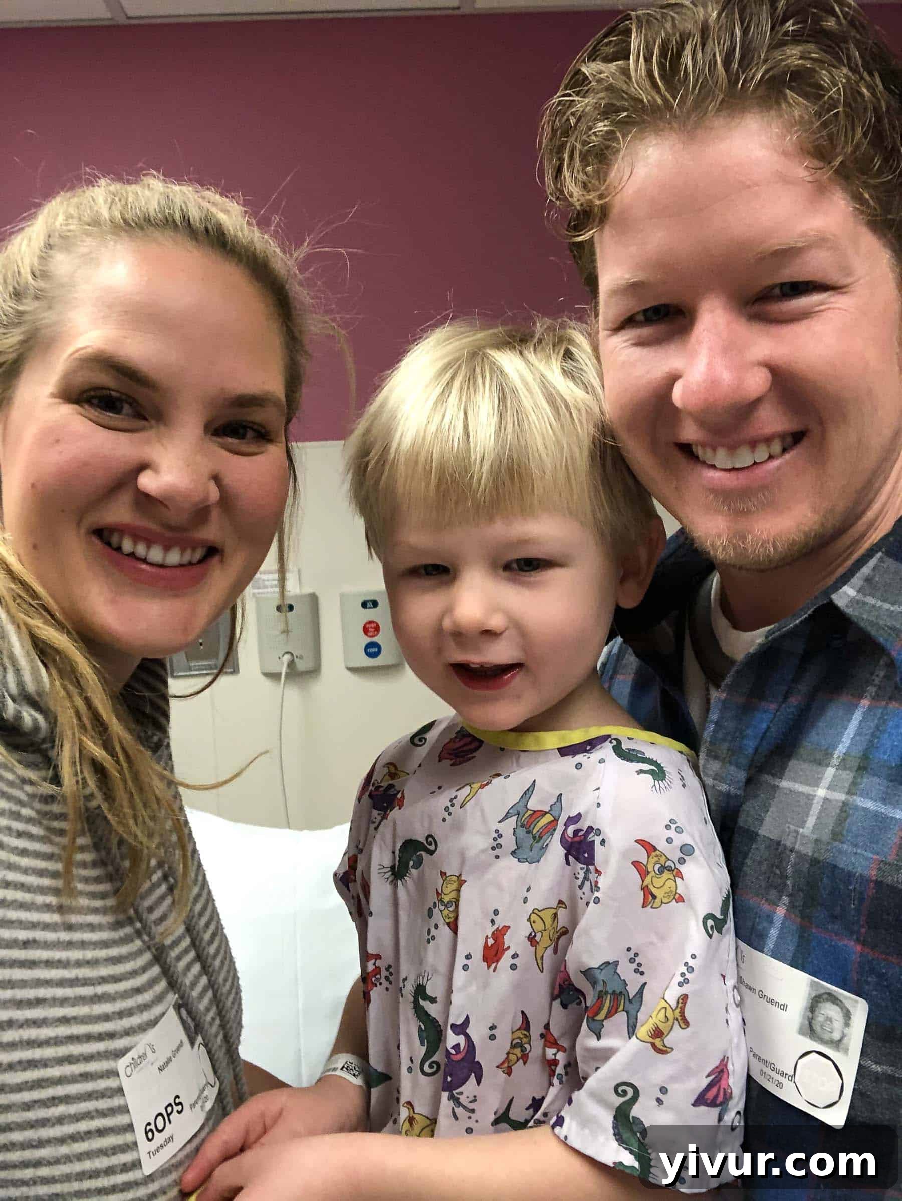 4 Yaşındaki Evladım Neden Alçıda ve Tekerlekli Sandalyede 25 Josh happy and smiling with his parents just before his fourth surgery for patellar dislocation. His parents' positive energy helped him remain joyful, despite their internal nerves.