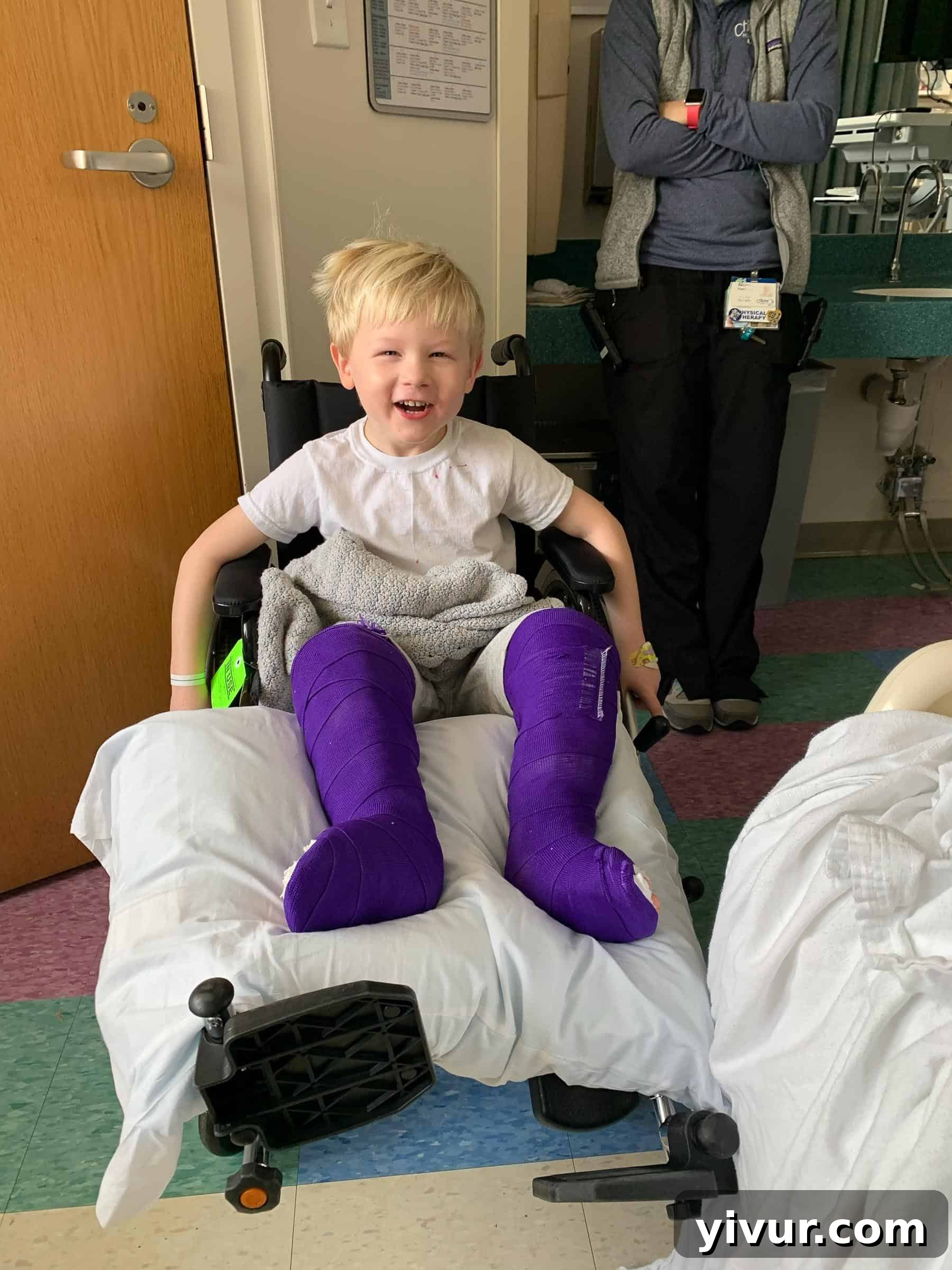 4 Yaşındaki Evladım Neden Alçıda ve Tekerlekli Sandalyede 26 Josh smiling in his newly chosen purple casts and wheelchair the morning after his successful patellar dislocation surgery. His excitement for his wheelchair and removal of his IV highlights his positive outlook.