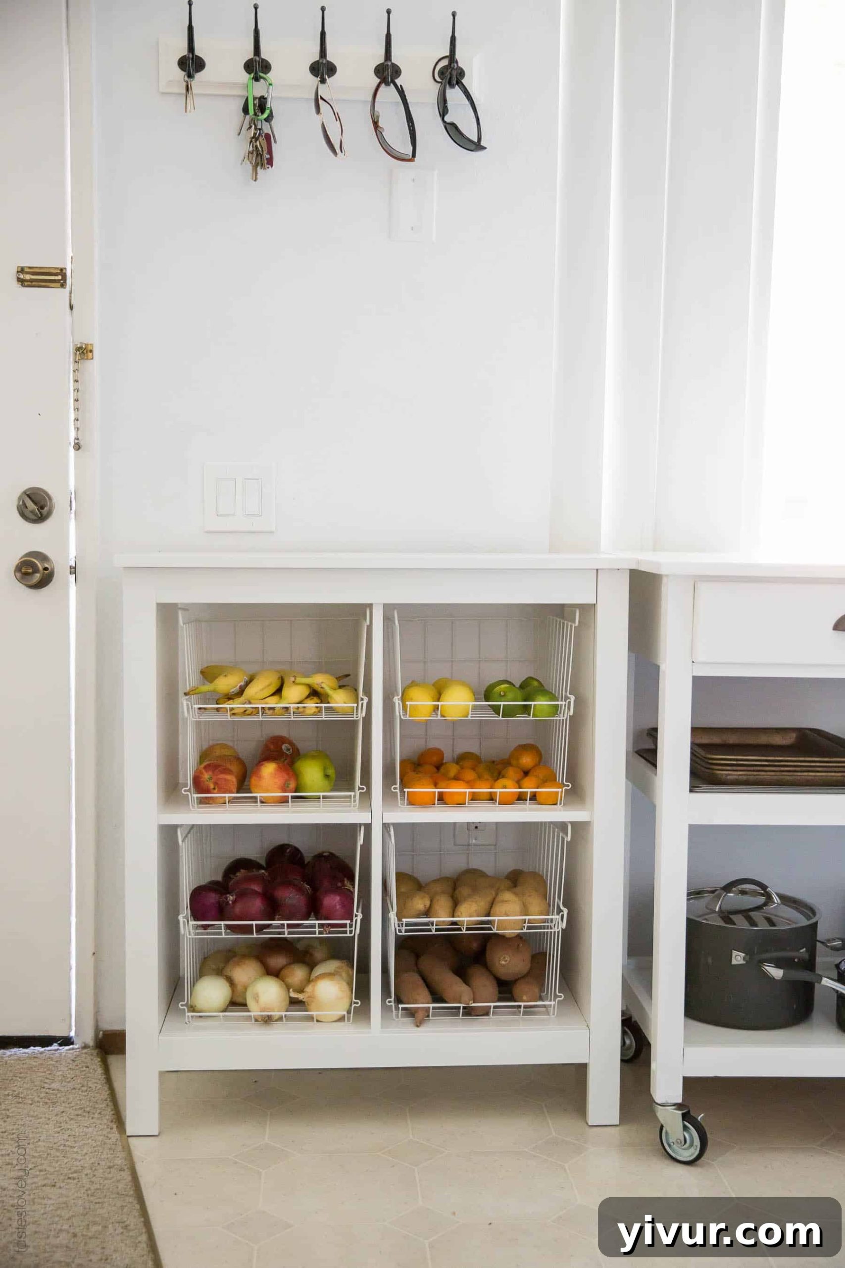 Child-friendly fruit and vegetable storage in the kitchen